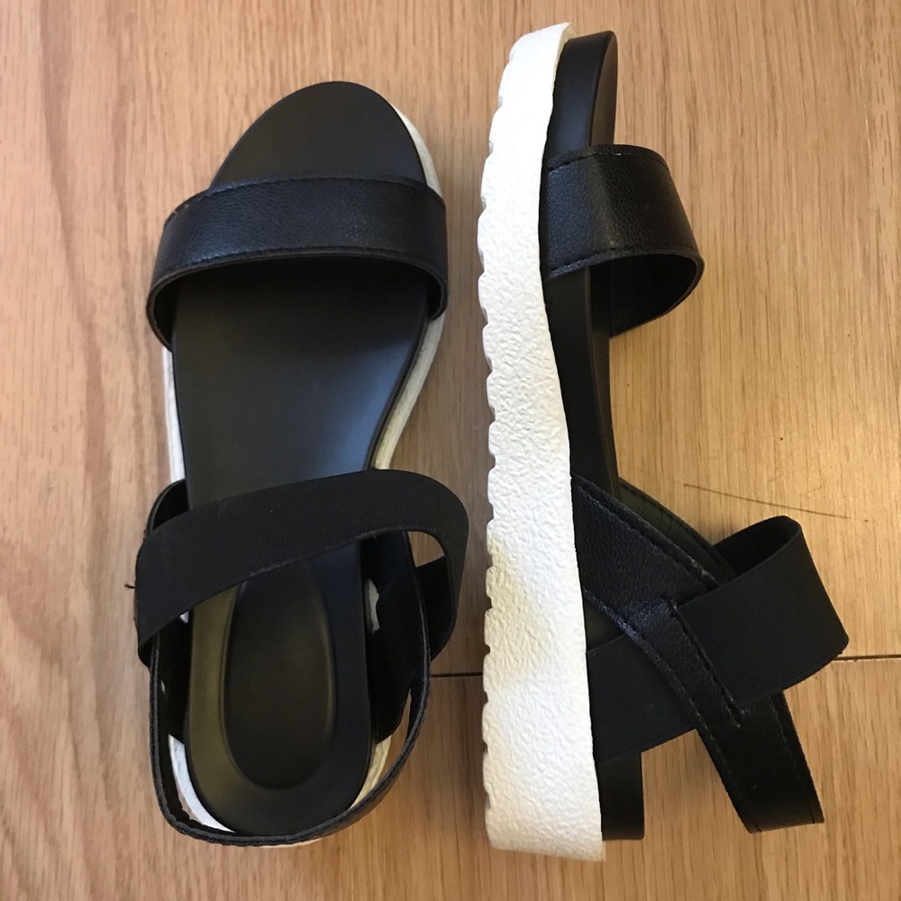 Black sandals Teva-like white flatform slingbacks